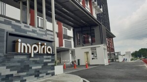 Un bâtiment moderne sur lequel on peut lire l’inscription « impiria ».