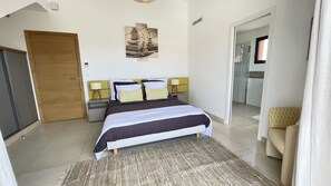 4 chambres, coffres-forts dans les chambres, fer et planche à repasser