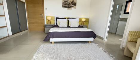 4 chambres, coffre-fort, fer et planche Ă repasser