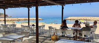 Terrace apartment with sea view Direct access to the beach On foot to amenities Port Aventura 15 minutes away