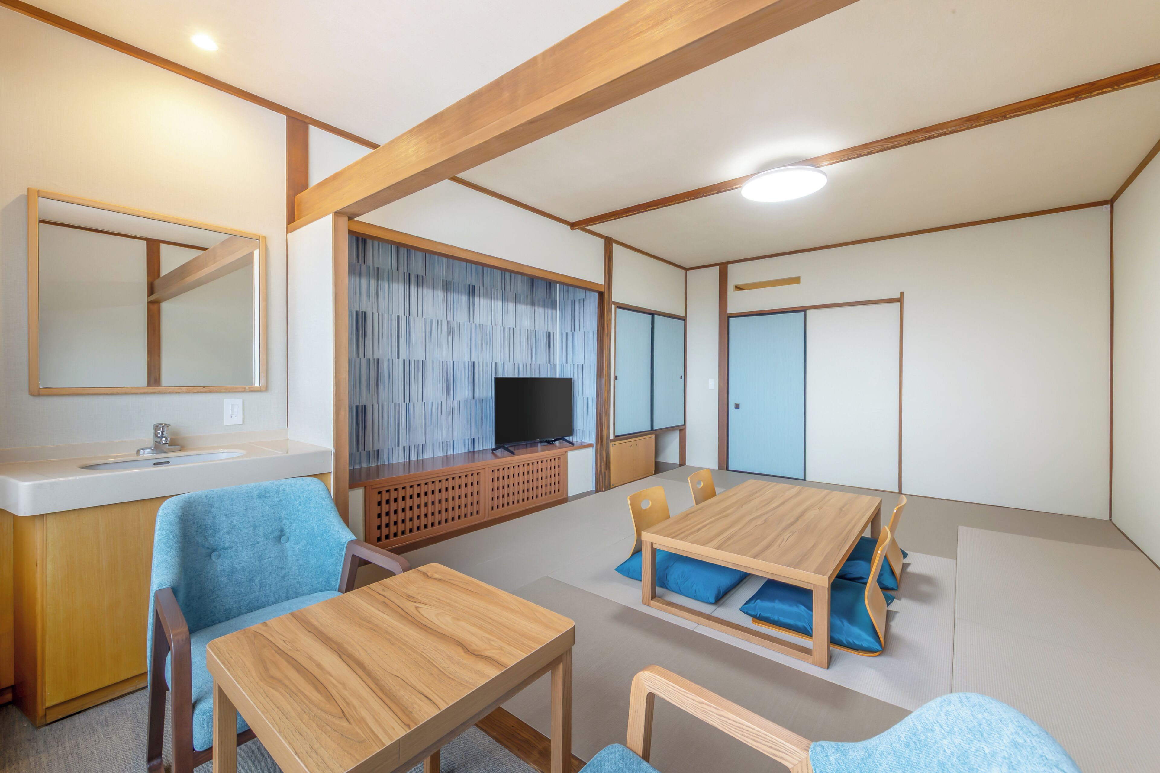 In-room safe, free WiFi, bed sheets