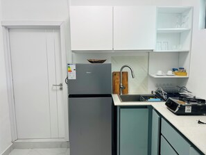 Réfrigérateur, micro-ondes, cafetière/bouilloire, grille-pain