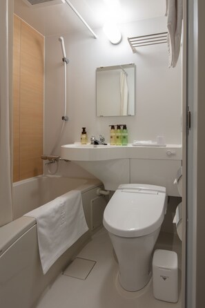 Combined shower/bathtub, deep-soaking bathtub, free toiletries - Meet Inn Narita (Narita)