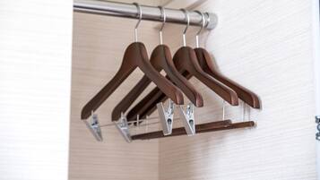 Een metalen stang met houten kleerhangers en klemmen.