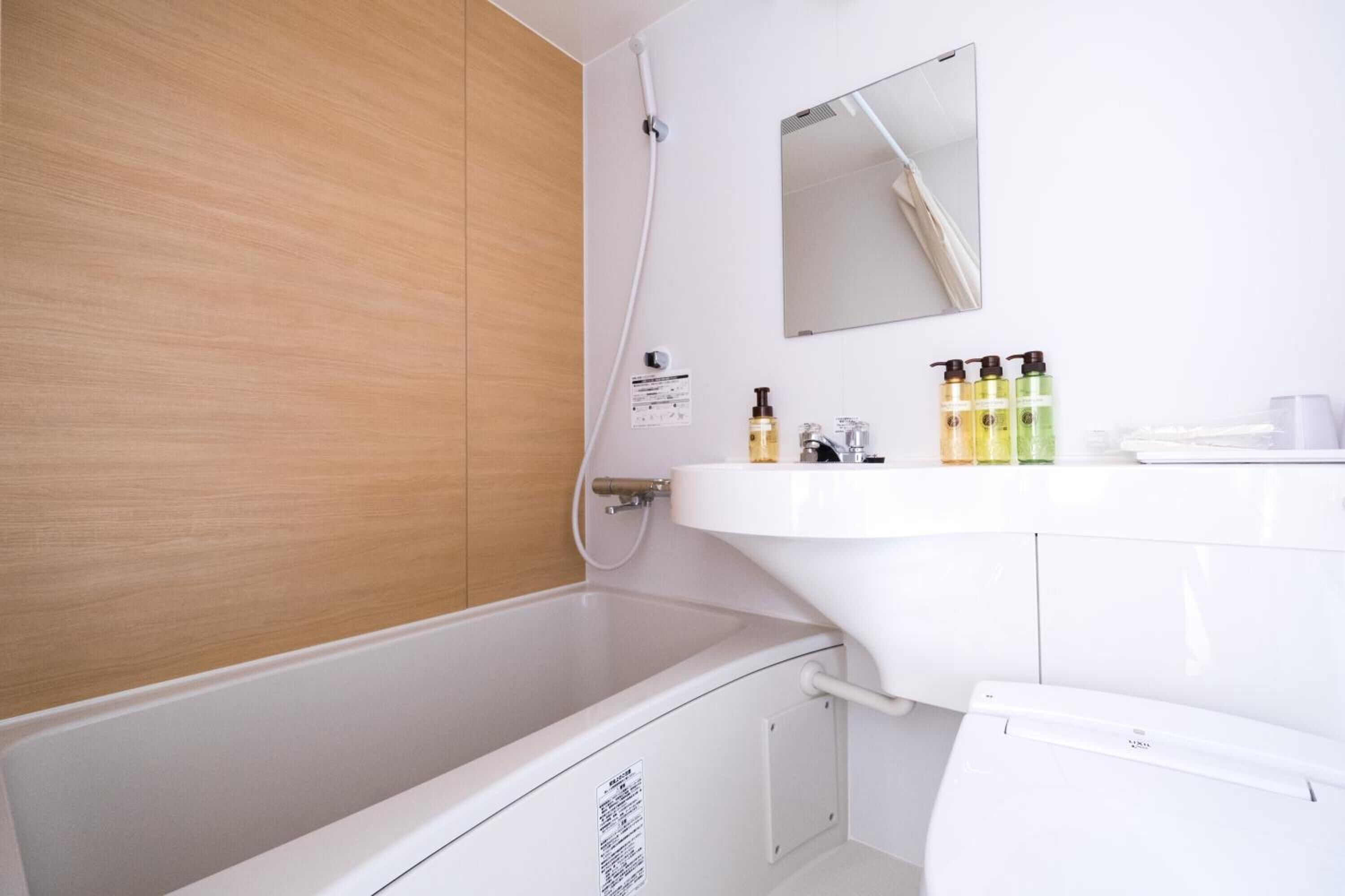 combined shower/bathtub, deep-soaking bathtub, free toiletries