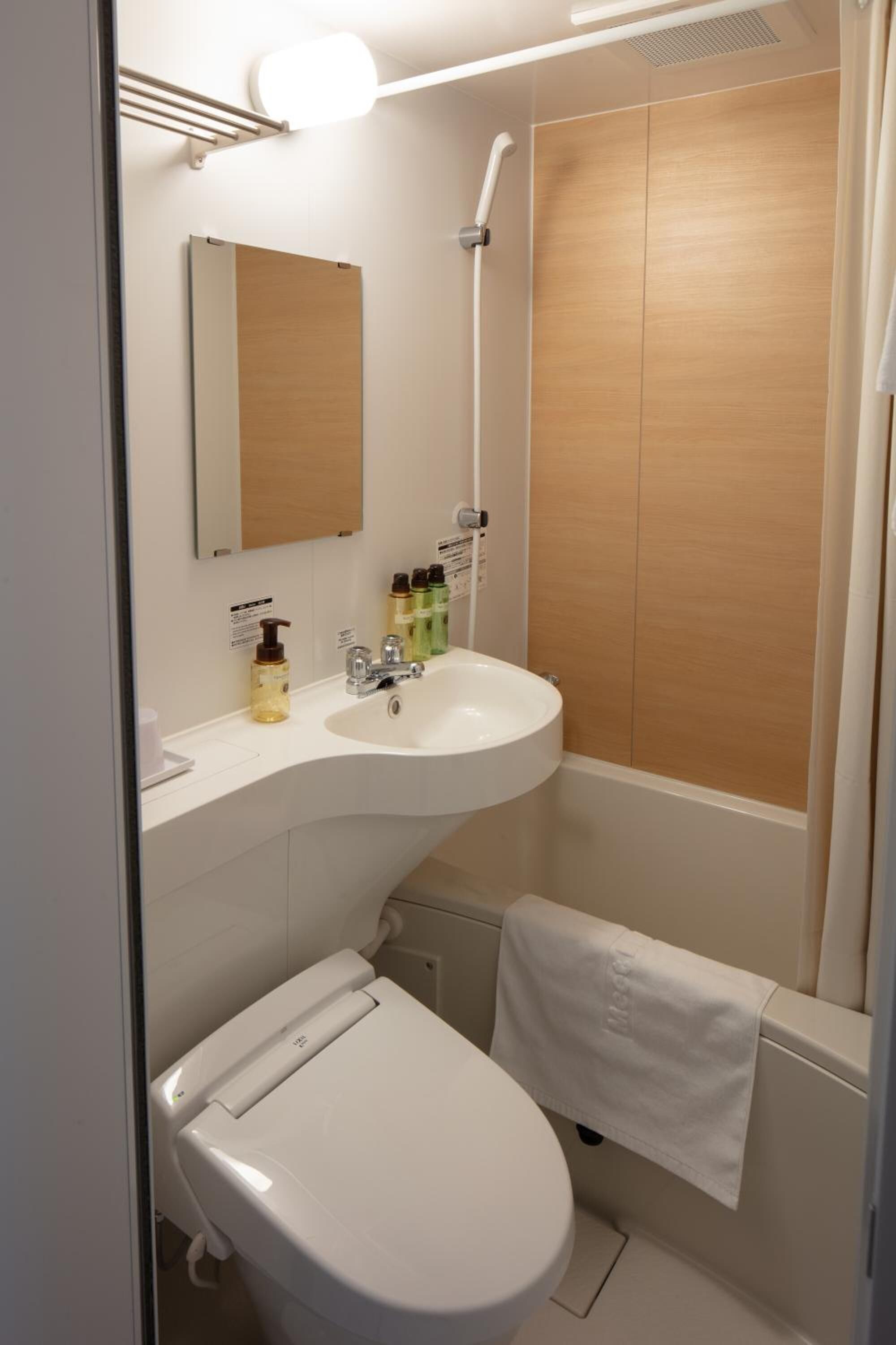 combined shower/bathtub, deep-soaking bathtub, free toiletries