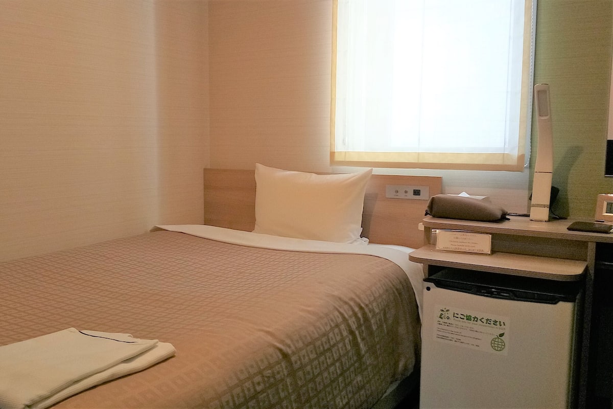 Habitación individual (B) | Cortinas blackout, wifi gratis y acceso para silla de ruedas