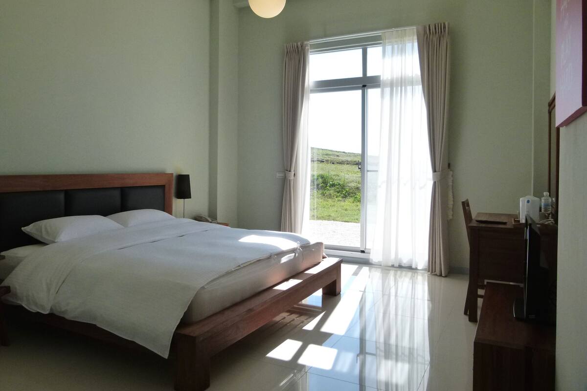 Double Room | Desk