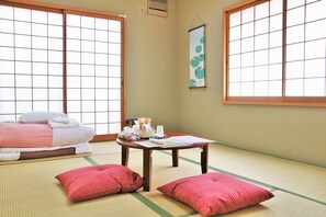 Private Vacation Home (8 Rooms, 4 Shower Rooms)  | Soundproofing, iron/ironing board, free WiFi, bed sheets