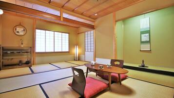 Private Vacation Home (8 Rooms, 4 Shower Rooms) | Soundproofing, iron/ironing board, free WiFi, bed sheets