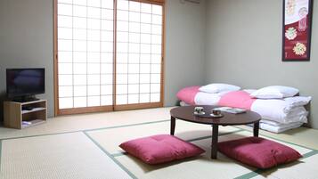 Private Vacation Home (8 Rooms, 4 Shower Rooms) | Soundproofing, iron/ironing board, free WiFi, bed sheets