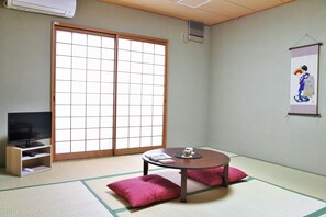 Standaard huis (Private Vacation Home 8 room 4 shower) | Geluiddichte muren, een strijkplank/strijkijzer, gratis wifi, beddengoed