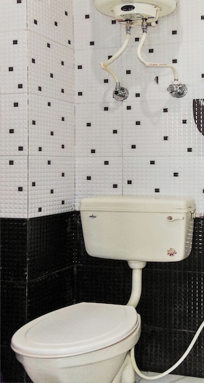 Chambre Deluxe, 1 très grand lit | Salle de bain | Douche, articles de toilette (gratuits), serviettes fournies