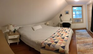 4 bedrooms, iron/ironing board, WiFi, bed sheets - Cabin Over the Pond (Casco)