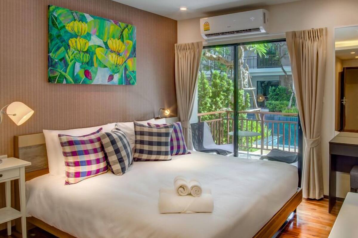 Comfort Studio, 1 Queen Bed, Pool View