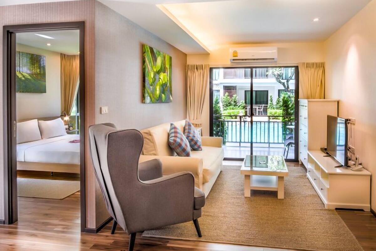 Superior Apartment, 1 Queen Bed, Pool View | Living room