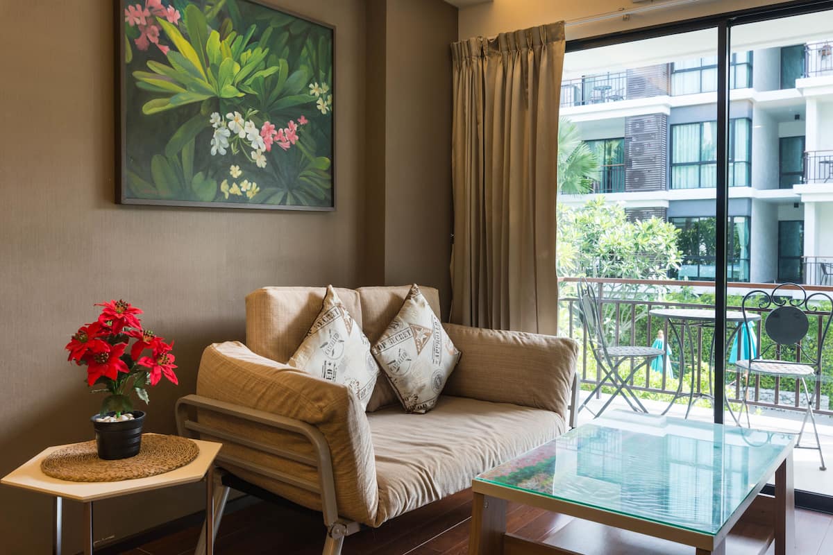 Deluxe Apartment, 1 Queen Bed, Pool View | Living area