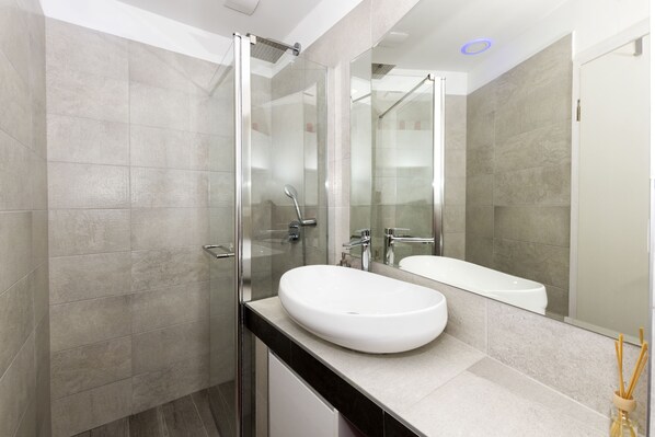 City-Apartment, 1 Queen-Bett und Schlafsofa | Dusche im Bad