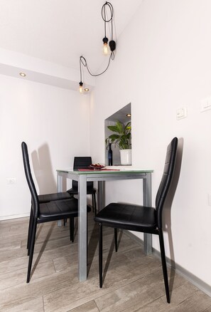 Appartement Ville, 1 grand lit et 1 canapé-lit | Aire de séjour | Téléviseur à écran plat