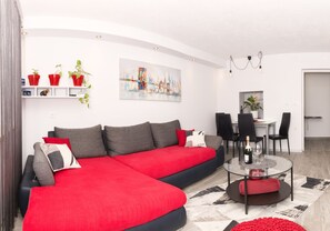 City-Apartment, 1 Queen-Bett und Schlafsofa | Wohnbereich | Flachbildfernseher