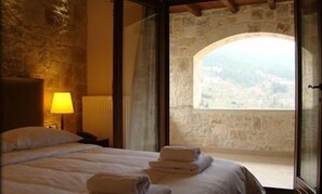 Suite | Minibar, in-room safe, soundproofing, free WiFi - Styga Mountain Resort (Aigialeia)