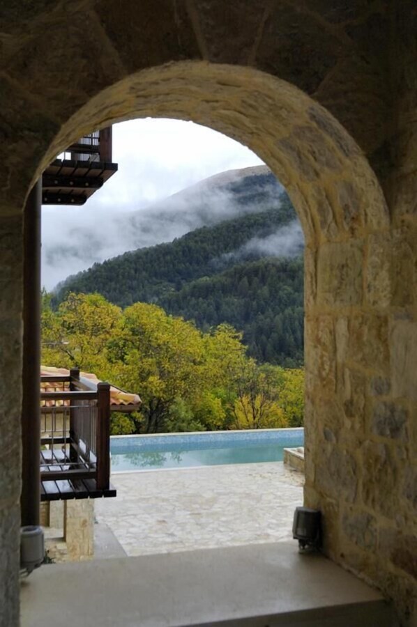 Seasonal outdoor pool - Styga Mountain Resort (Aigialeia)