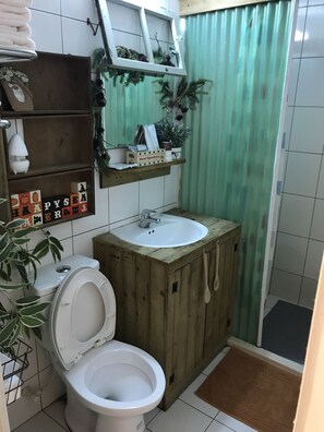 Romantic Quadruple Room, 2 Double Beds (Jungle) | Bathroom | Shower, free toiletries, hair dryer, slippers