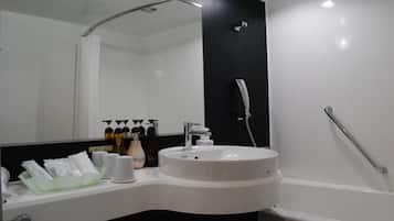 Ducha y bañera combinadas, secador de pelo y zapatillas