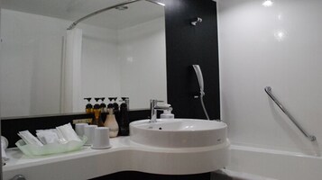 Bañera con ducha, secador de pelo, pantuflas