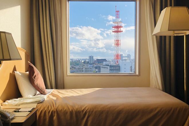 Selimut bulu angsa, Wi-Fi gratis, dan seprai linen