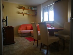 Familienapartment, Mehrere Betten | Wohnzimmer | Flachbildfernseher