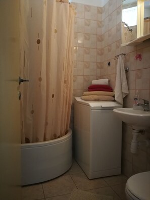 Familienapartment, Mehrere Betten | Badezimmer | Dusche, Handtücher
