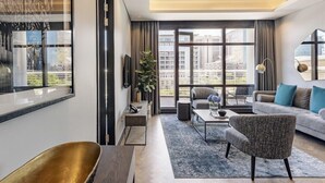Una sala moderna con un sofá, un sillón y una mesa de centro.