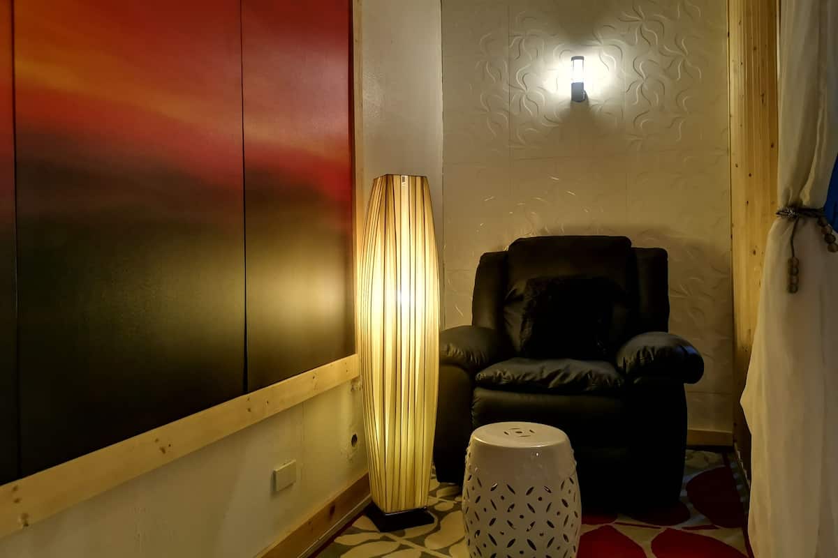 In-room safe, WiFi (free), bed sheets