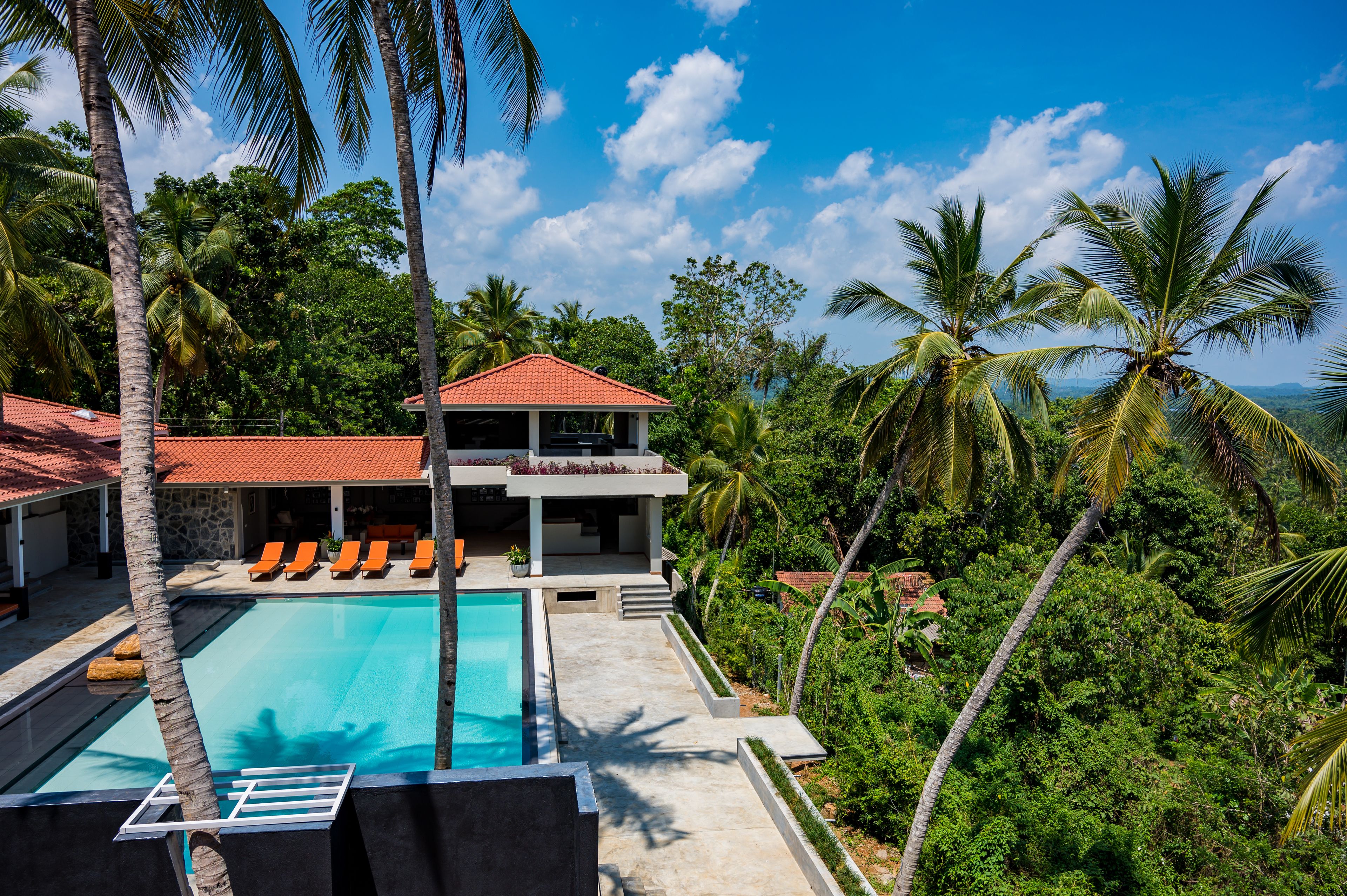 Piscine extérieure, chaises longues