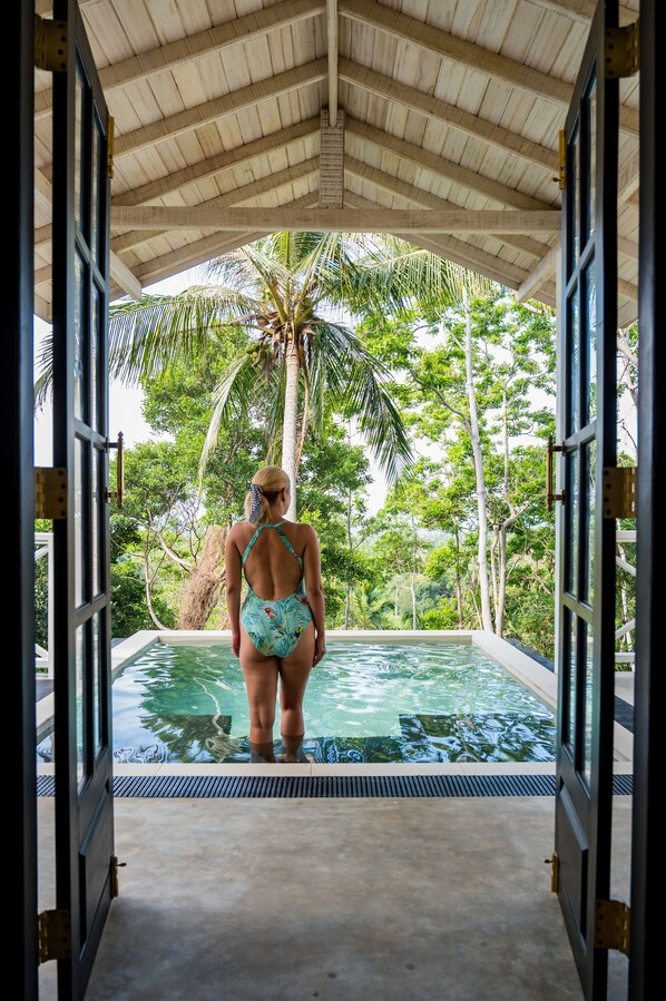 Una piscina al aire libre, sillones reclinables de piscina
