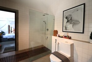 Deluxe Triple Room | Bathroom | Shower, towels