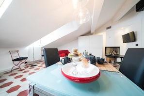Studio, 1 keskisuuri parisänky ja vuodesohva | Ruokailu omassa huoneessa