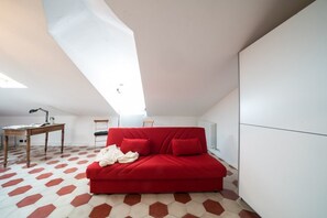 Studio, 1 grand lit et 1 canapé-lit | Coin séjour | Télévision à écran plat