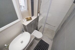 Apartamento superluxo | Banheiro | Chuveiro, toalhas de banho