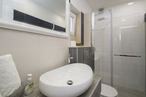 Luxury Apartment | Bathroom