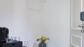 Suite junior, 1 cama doble con sofá cama | 1 dormitorio, minibar, caja fuerte y sistema de insonorización