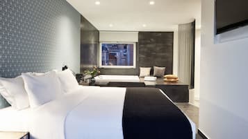 Loft, 1 cama de matrimonio grande, bañera de hidromasaje | 1 dormitorio, minibar, caja fuerte y sistema de insonorización