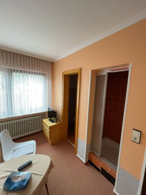 Basic Triple Room, Private Bathroom | Bathroom - Hotel Haus Erlen (Olsberg)