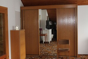 Basic Single Room, Shared Bathroom | Room amenity - Hotel Haus Erlen (Olsberg)