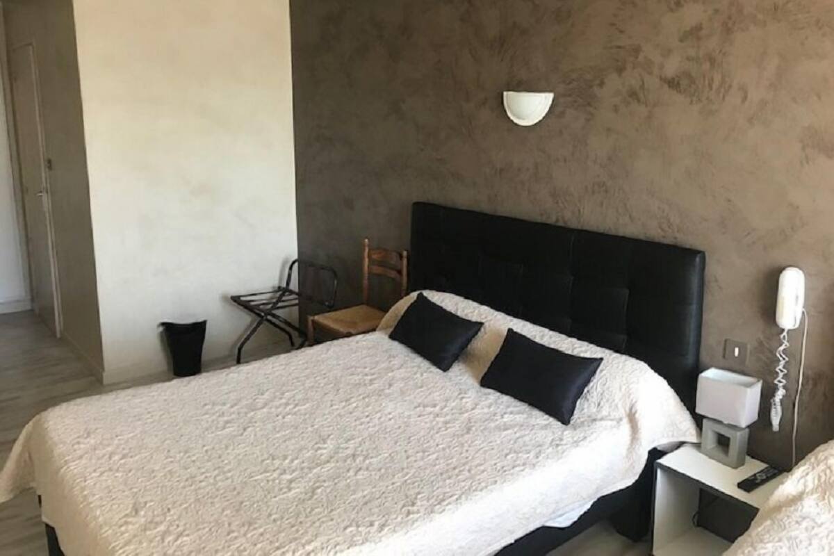 Escritorio, cunas gratuitas, camas plegables/adicionales y ropa de cama