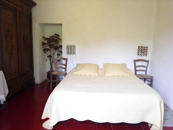 Chambre double | Décor unique, ameublement unique, fer et planche à repasser