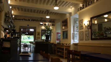 Sarapan, makan tengah hari dan makan malam dihidangkan