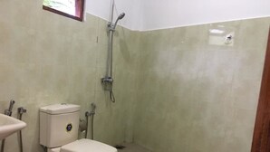 デラックス ダブルルーム クイーンベッド 1 台 シティビュー | バスルーム | シャワー、バスアメニティ (無料)、ヘアドライヤー、タオル