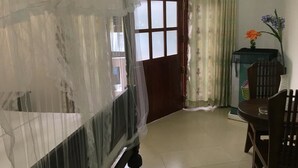 2 室のベッドルーム、デスク、遮光カーテン、防音設備